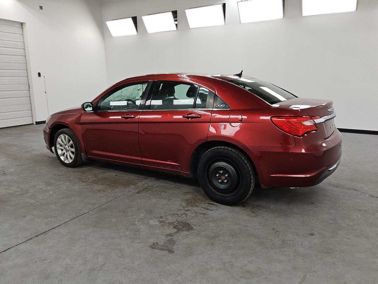 2012 Chrysler 200 Touring - Фото 2