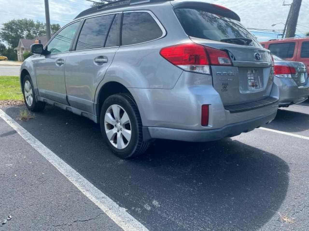 2010 Subaru Outback 2.5I Limited - Image 3