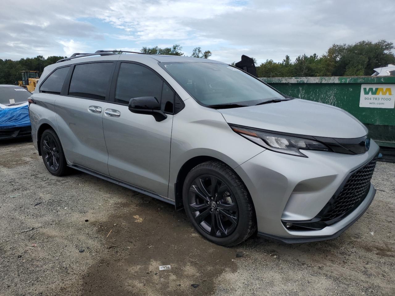 2025 Toyota Sienna Xse - Image 4