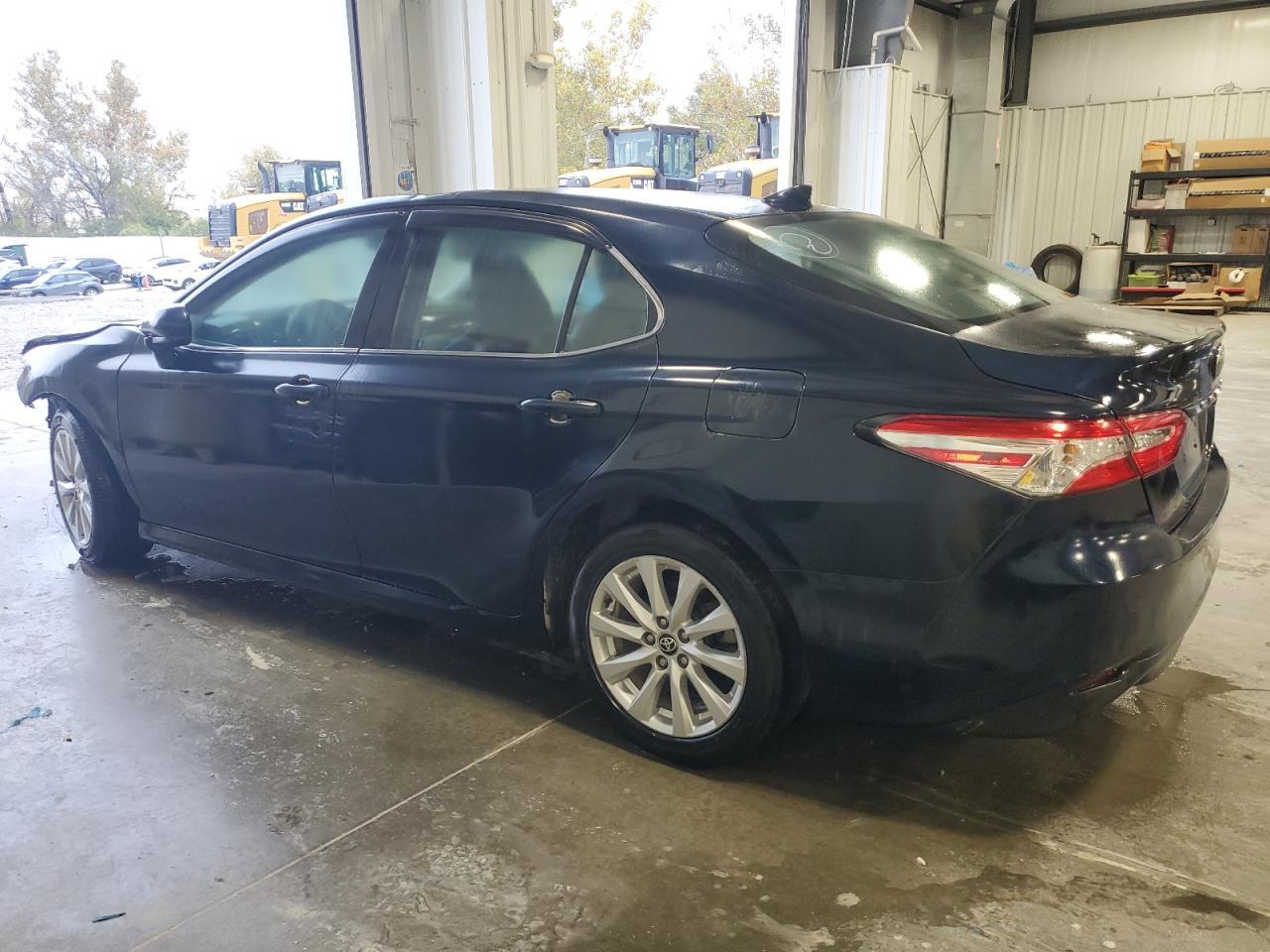 2020 Toyota Camry Le - Фото 2