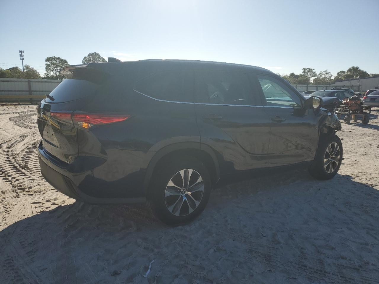 2021 Toyota Highlander Xle - Image 3