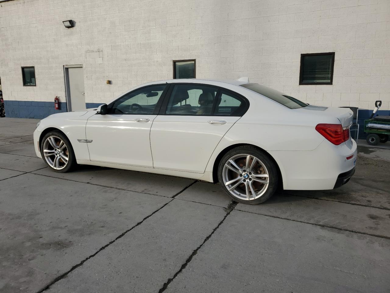 2012 BMW 750 Xi - Фото 2