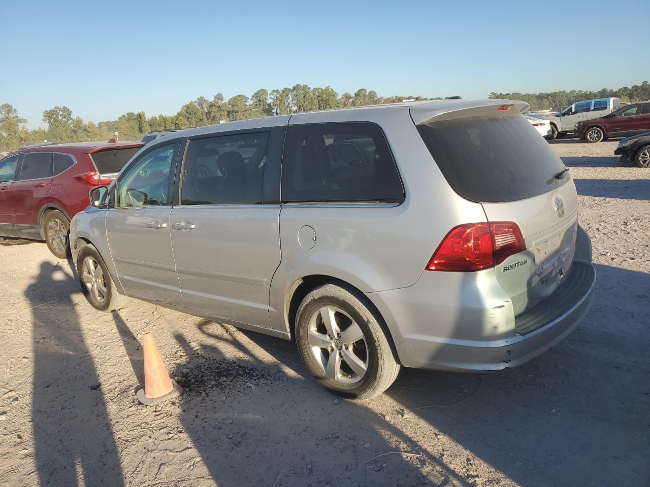 2010 Volkswagen Routan Se - Image 2