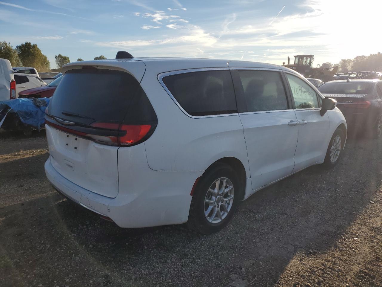 2023 Chrysler Pacifica Touring - Image 3