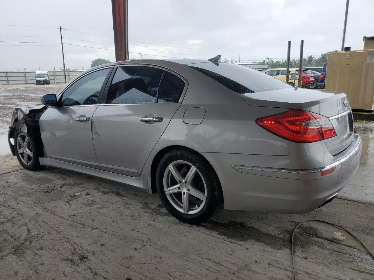 2012 Hyundai Genesis 3.8L - Фото 2