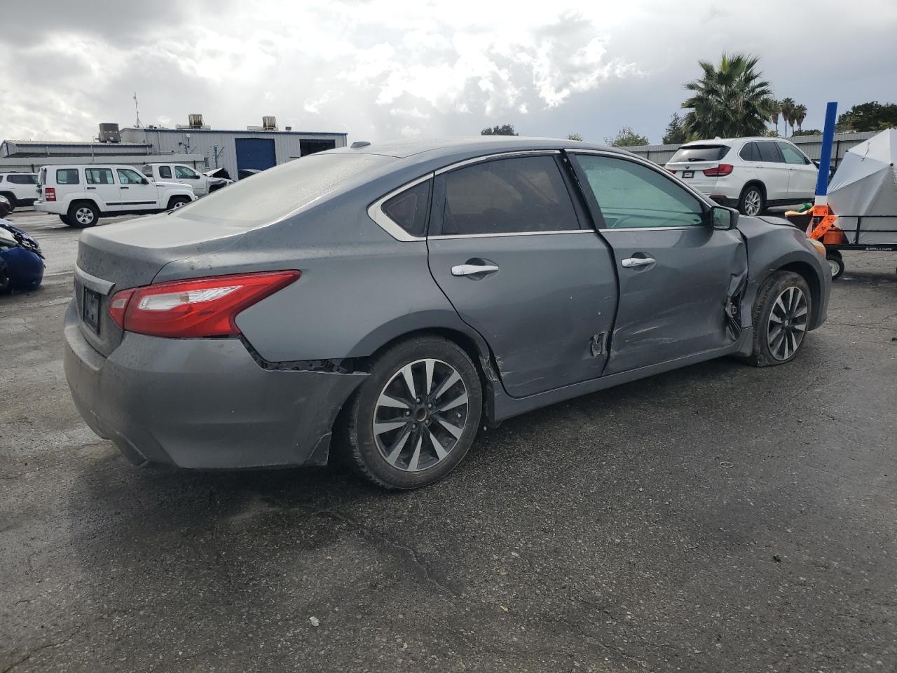 2017 Nissan Altima 2.5 - Image 3