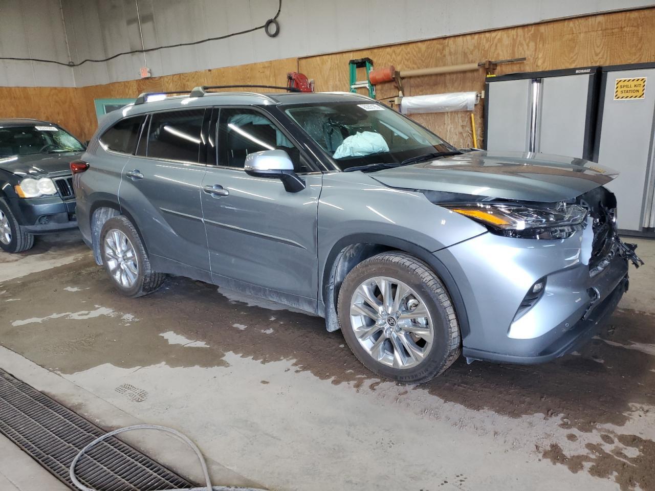 2022 Toyota Highlander Limited - Image 4