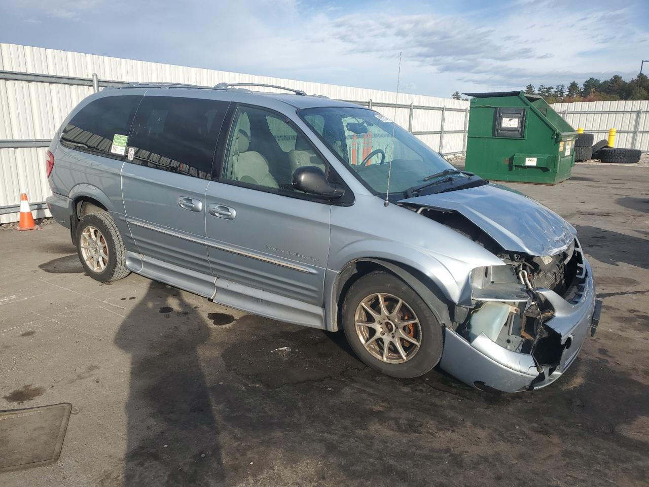 2003 Chrysler Town & Country Limited - Image 4