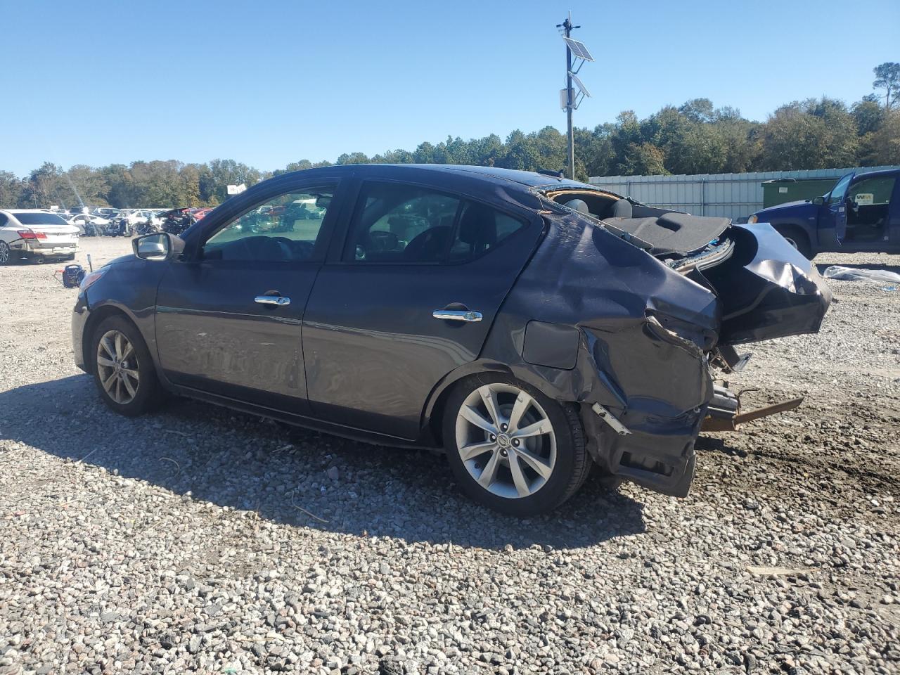 2015 Nissan Versa S - Фото 2