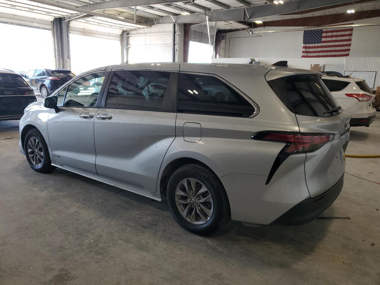 2021 Toyota Sienna Le - Фото 2