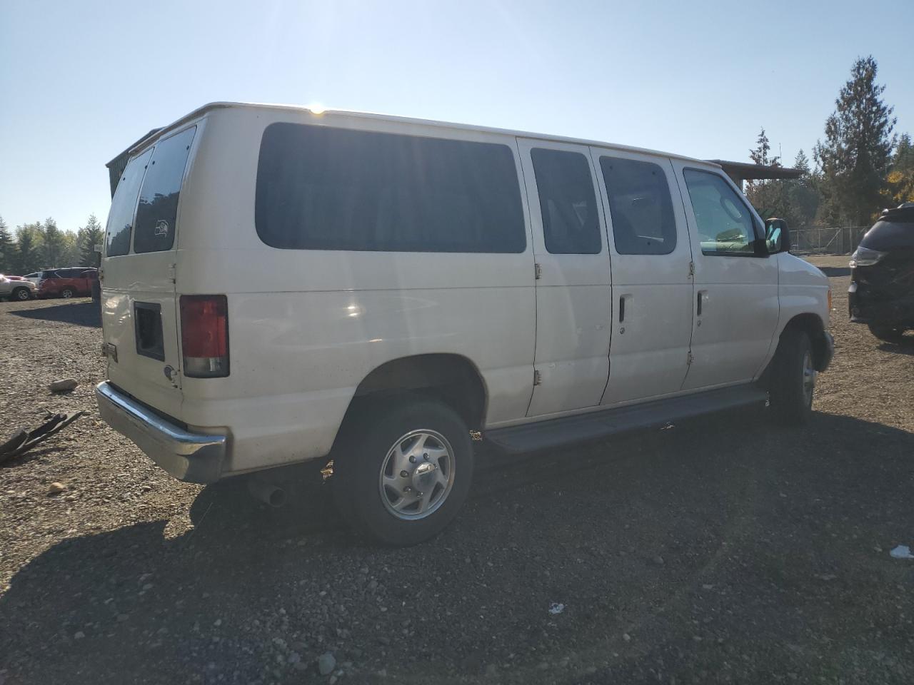 2007 Ford Econoline E350 Super Duty Wagon - Image 3