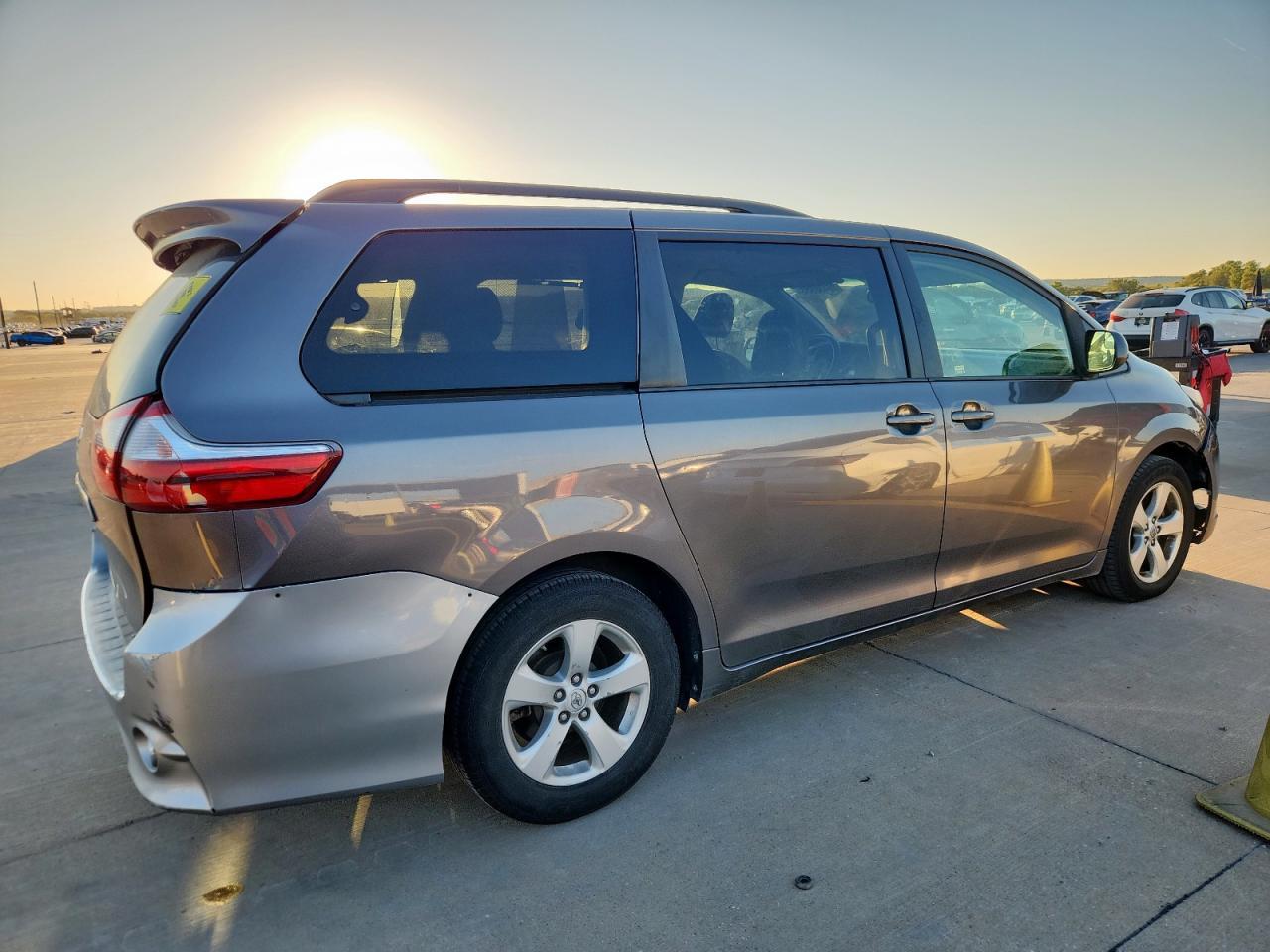2017 Toyota Sienna Le - Image 3