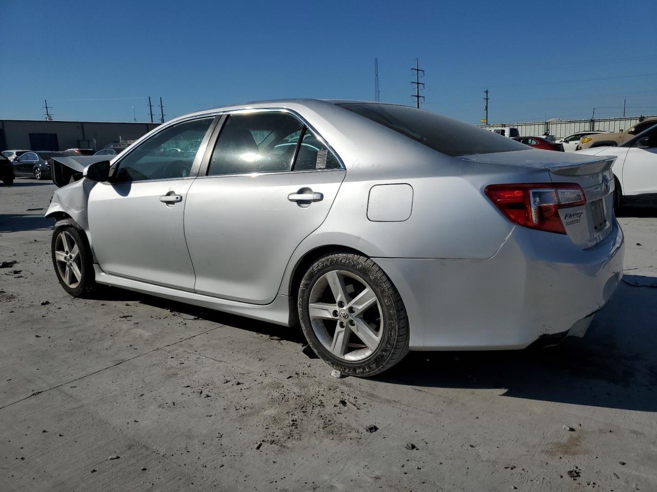 2014 Toyota Camry L - Фото 2