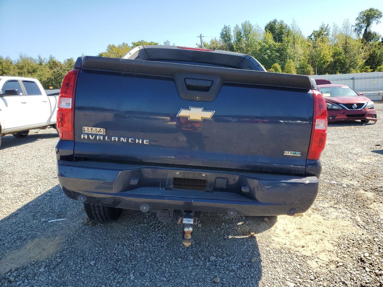 2011 Chevrolet Avalanche Lt - Image 6