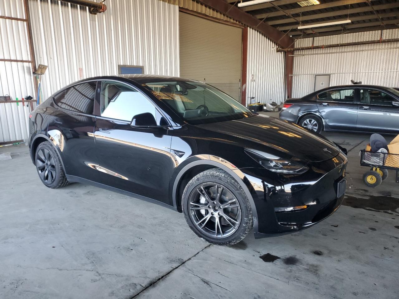 2025 Tesla Model Y - Фото 4