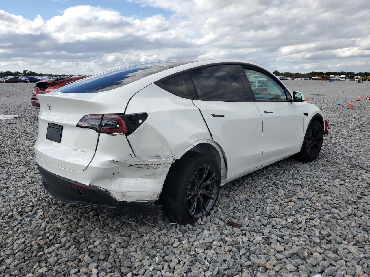 2024 Tesla Model Y - Фото 3