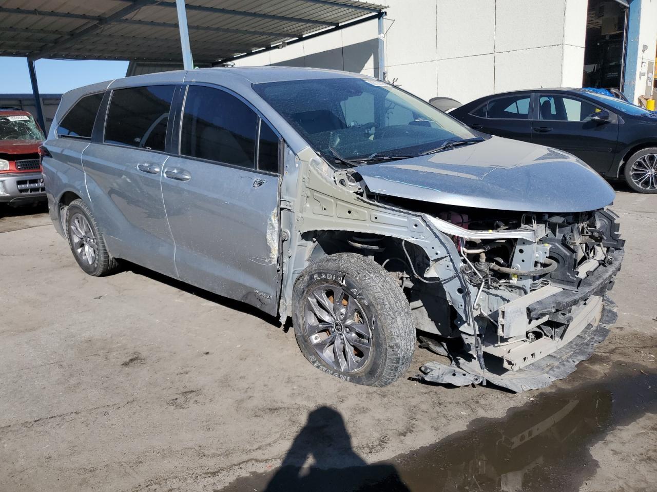 2021 Toyota Sienna Le - Image 4