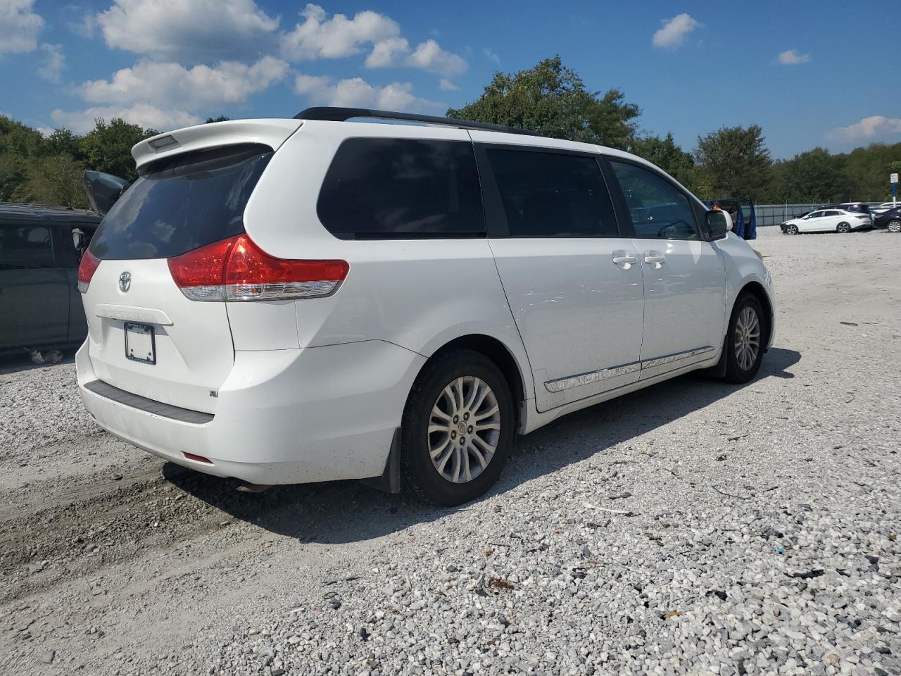 2012 Toyota Sienna Xle - Image 3