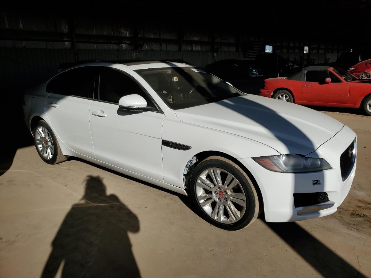 2017 Jaguar Xf Premium - Image 4