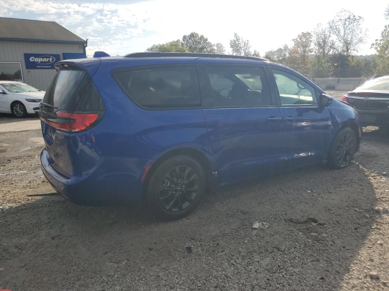 2021 Chrysler Pacifica Touring - Фото 3