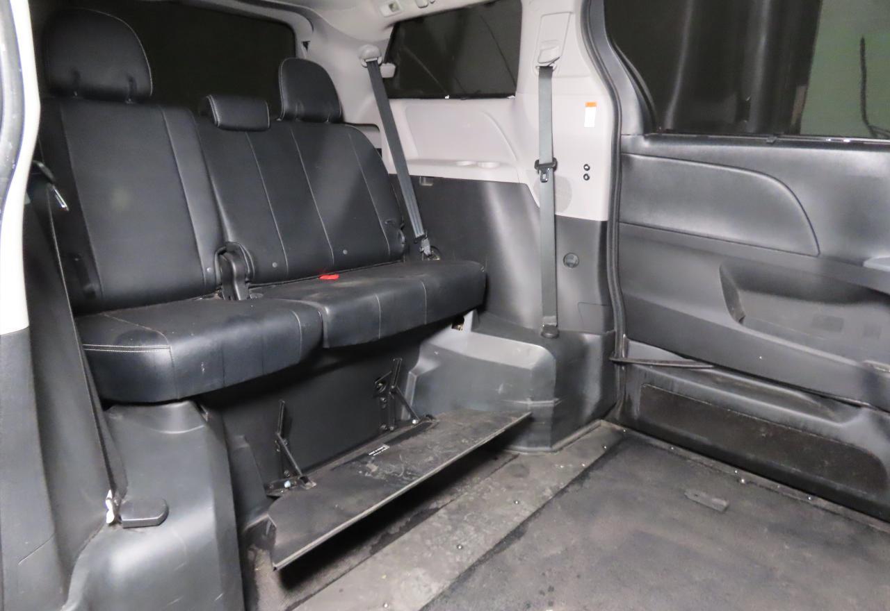 2015 Toyota Sienna Sport - Фото 6