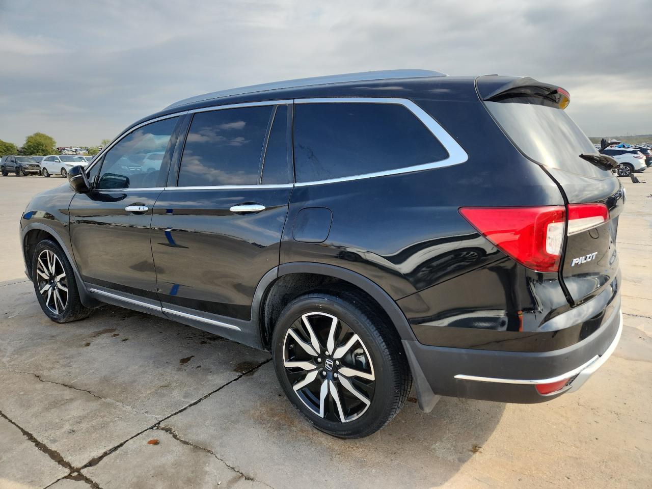 2019 Honda Pilot Touring Awd 8-Pass - Image 2