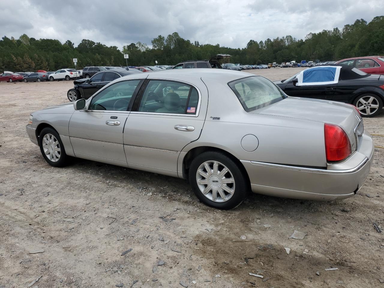 2006 Lincoln Town Car Signature Limited - Image 2