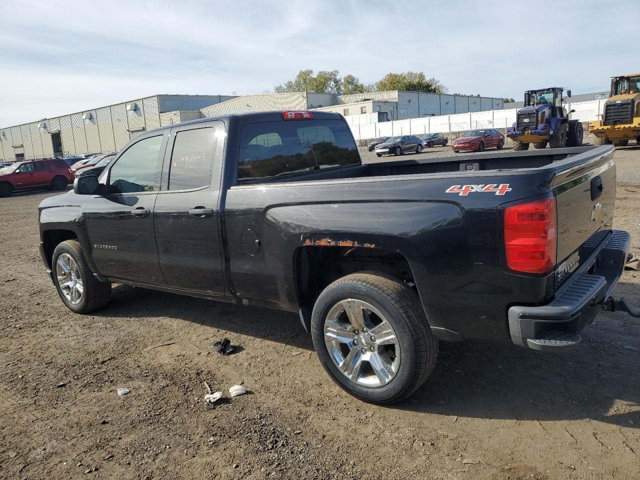 2016 Chevrolet Silverado K1500 Custom - Фото 2