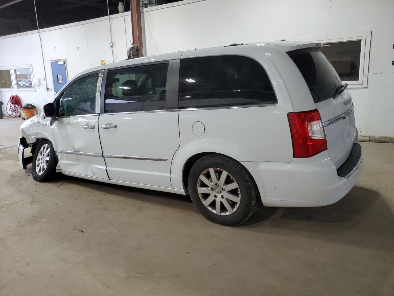 2015 Chrysler Town & Country Touring - Фото 2