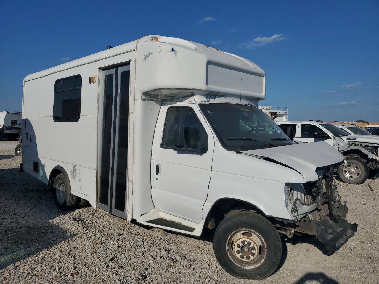 2011 Ford Econoline E450 Super Duty Cutaway Van - Фото 4