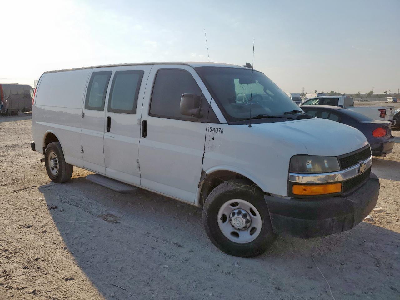 2018 Chevrolet Express 3500 Delivery Van - Фото 4