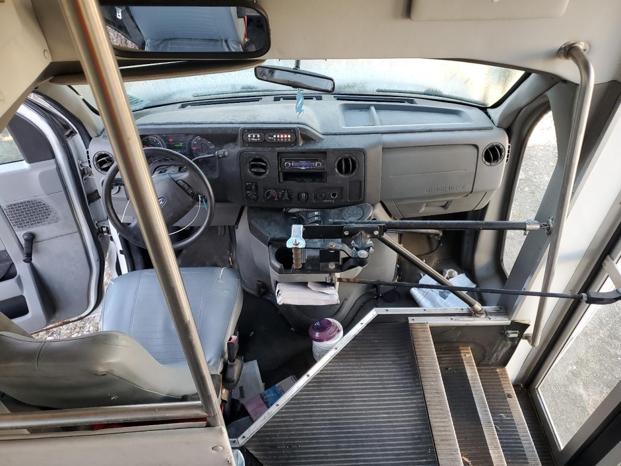 2009 Ford E350 Shuttle Bus - Фото 5