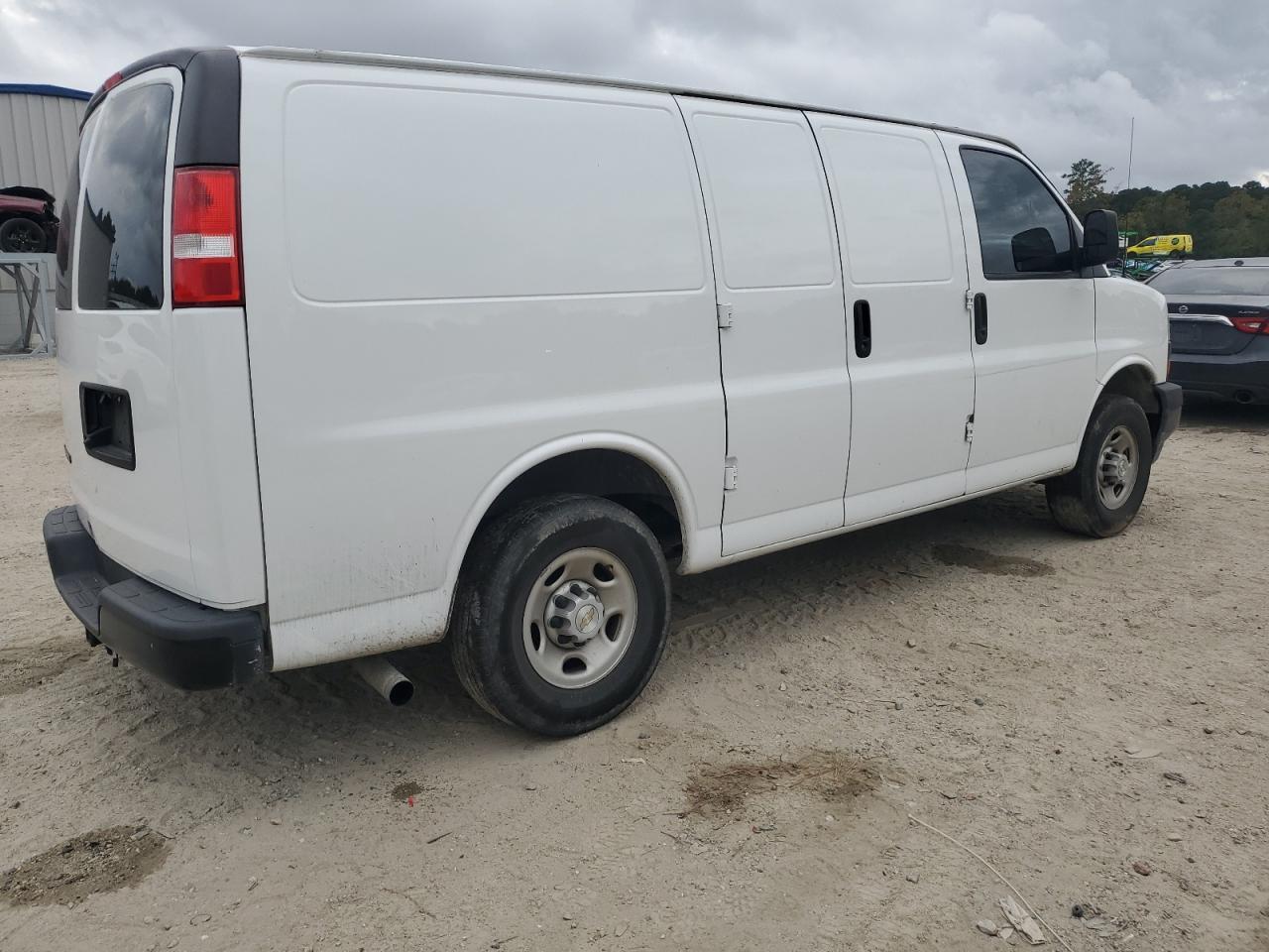 2023 Chevrolet Express G2500 - Фото 3
