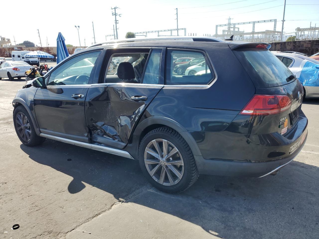 2017 Volkswagen Golf Alltrack S - Image 2