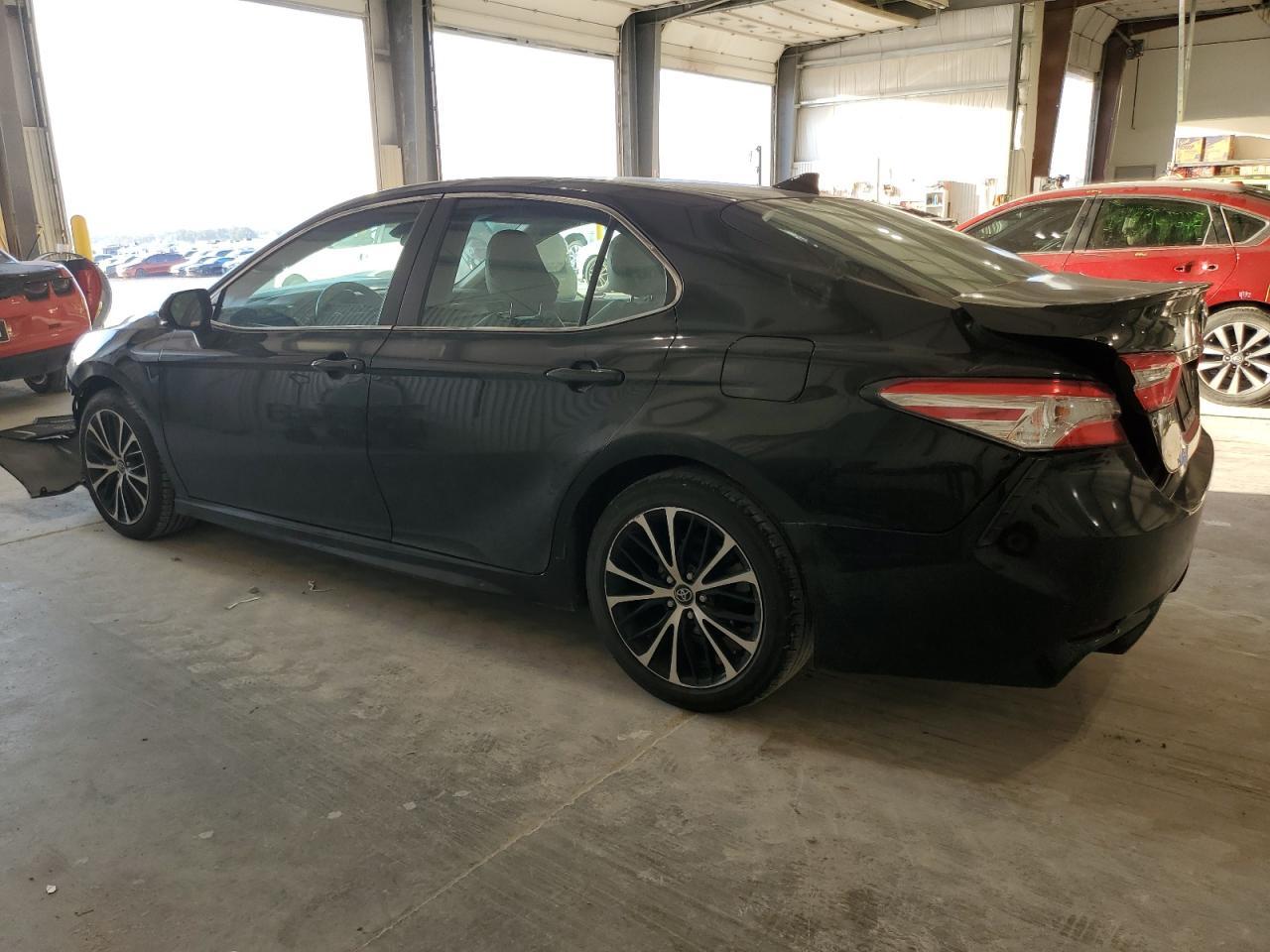 2020 Toyota Camry Se - Фото 2