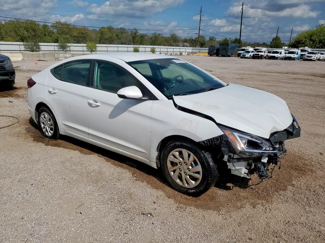 2020 Hyundai Elantra Se - Image 4
