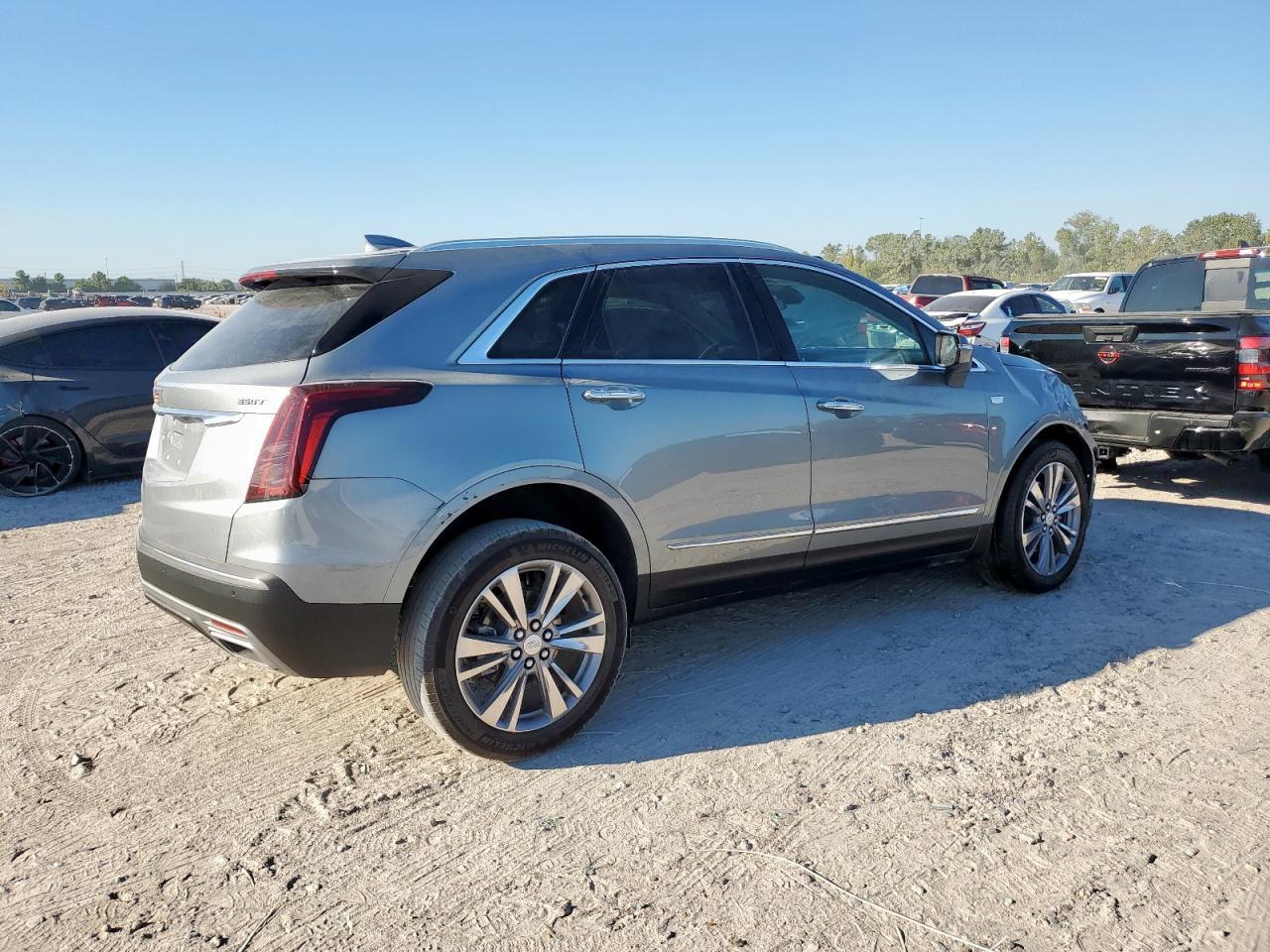 2024 Cadillac Xt5 Premium Luxury - Image 3
