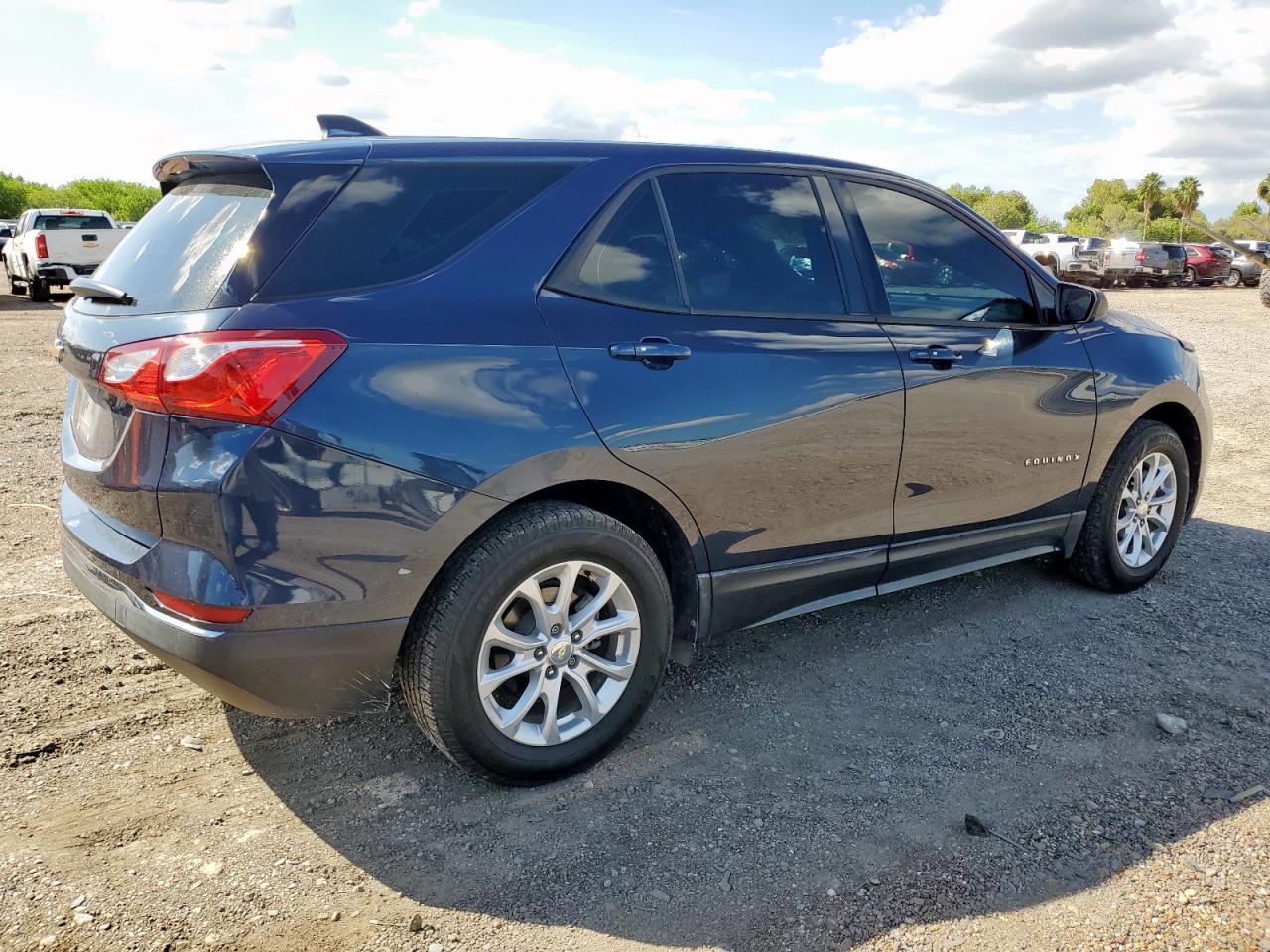 2018 Chevrolet Equinox Ls - Image 3
