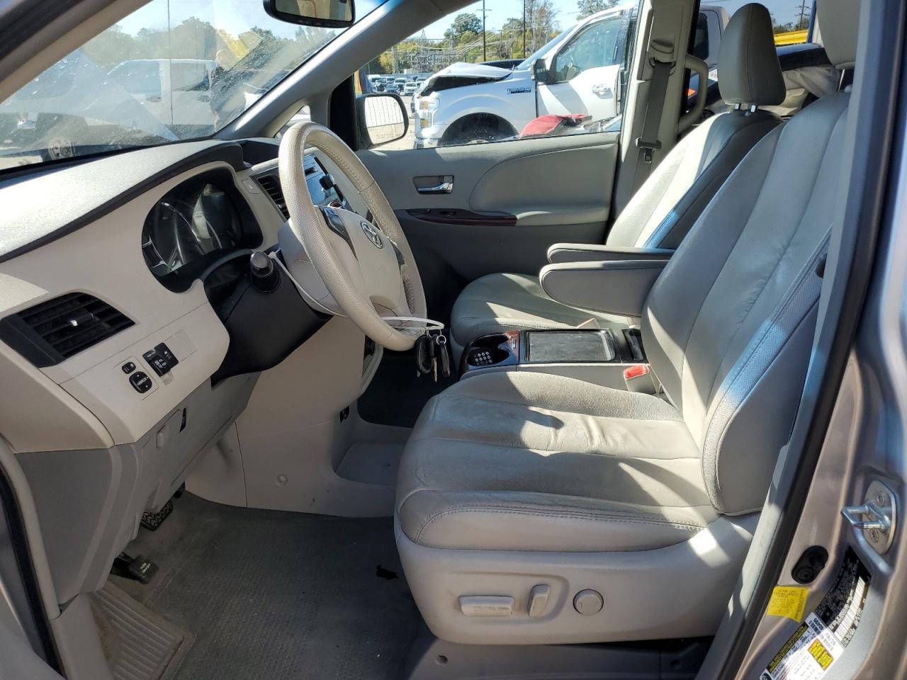 2012 Toyota Sienna Xle - Фото 7