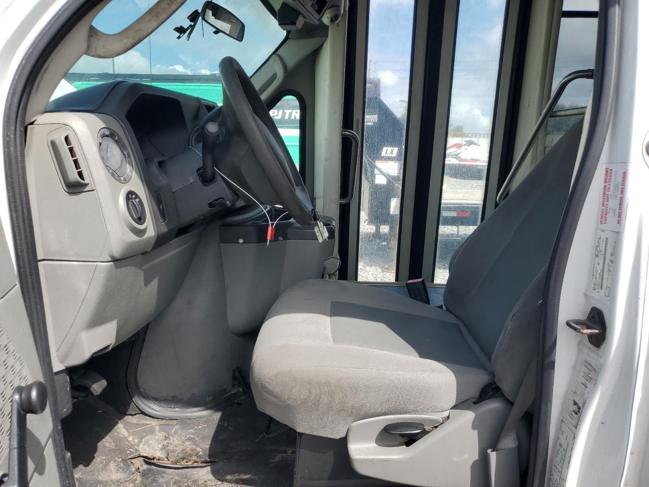 2014 Ford Econoline E450 Super Duty Cutaway Van - Фото 7