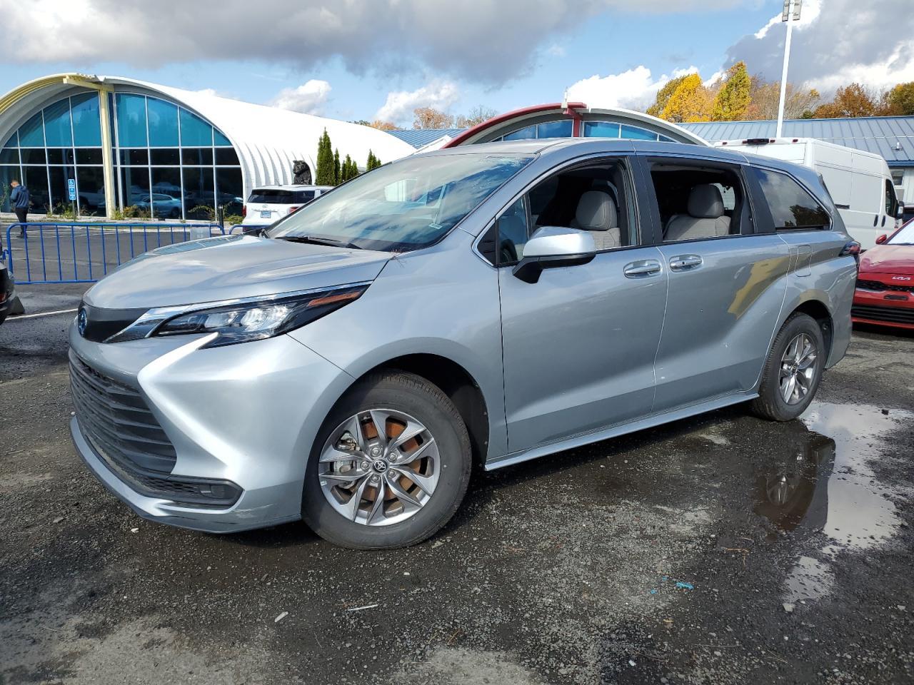 2025 Toyota Sienna Le