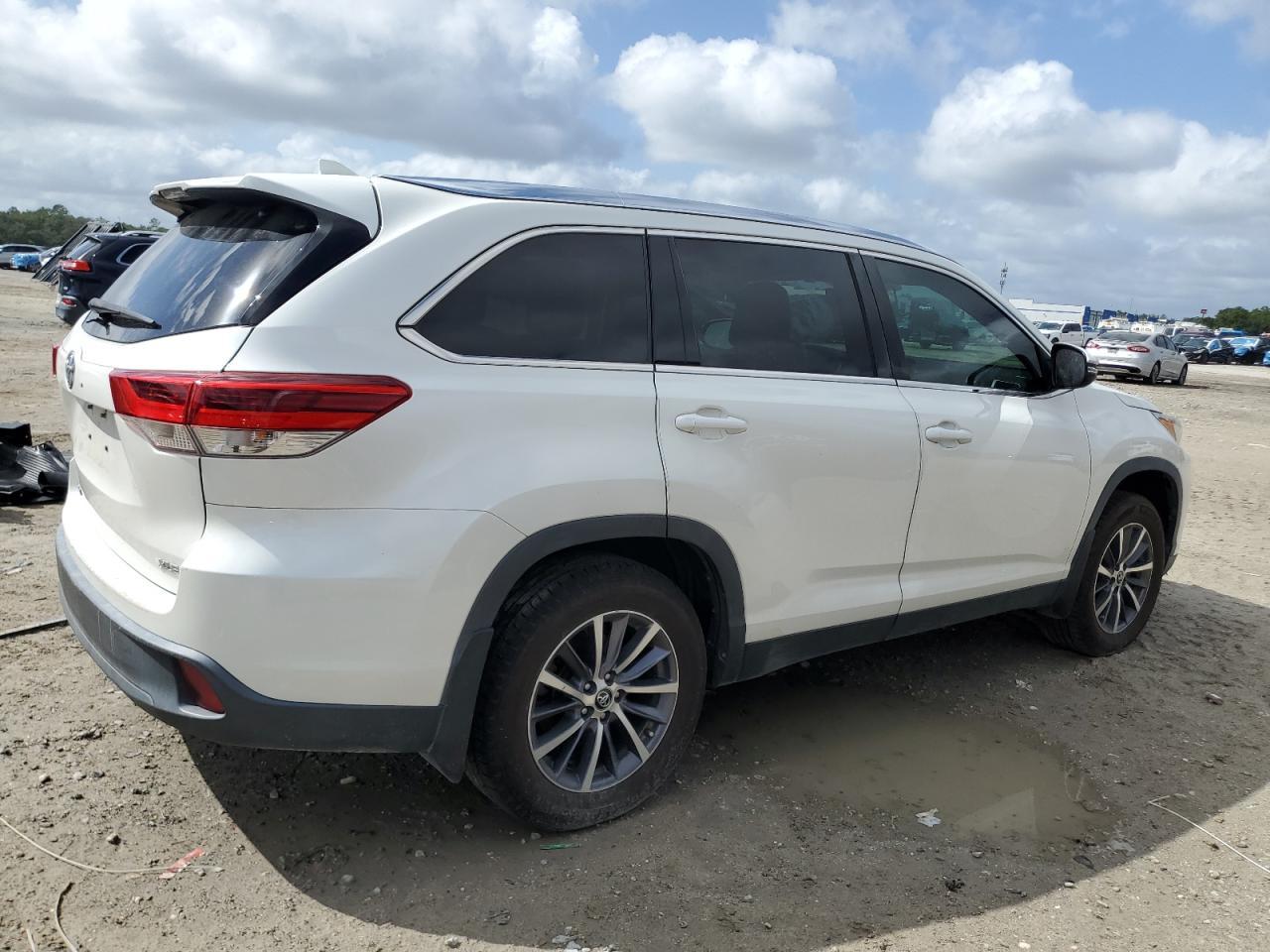 2019 Toyota Highlander Se - Фото 3