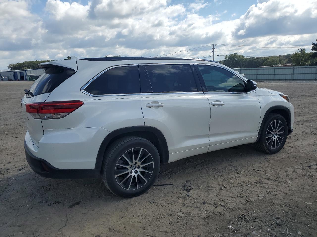 2018 Toyota Highlander Se - Фото 3