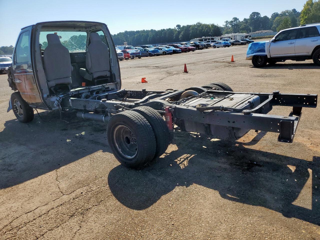 2024 Ford Econoline E450 Super Duty Cutaway Van - Фото 2