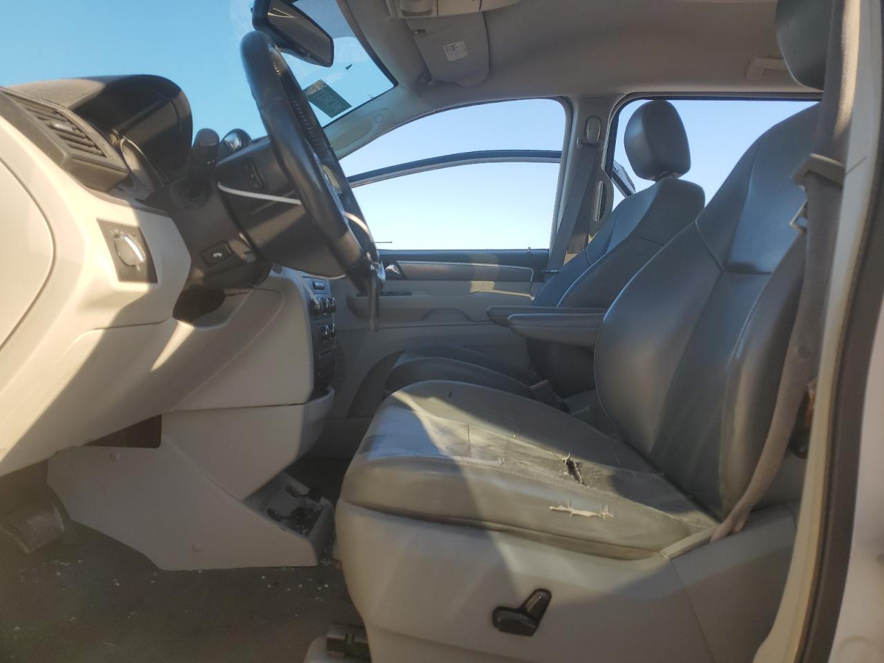 2010 Volkswagen Routan Se - Image 7