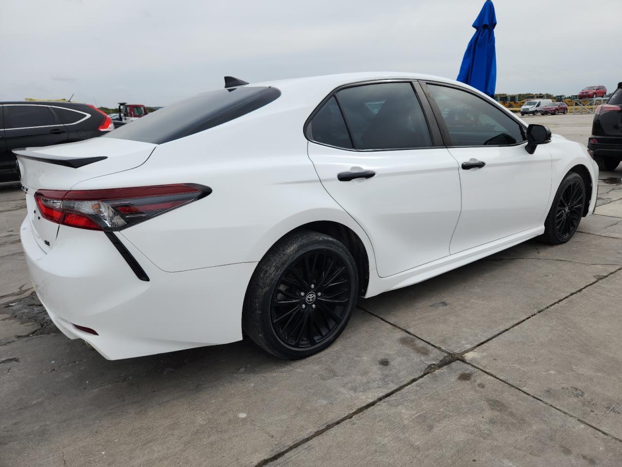 2022 Toyota Camry Se - Фото 3