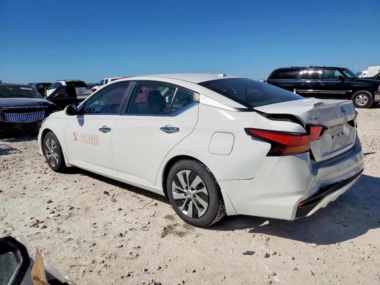 2020 Nissan Altima S - Фото 2