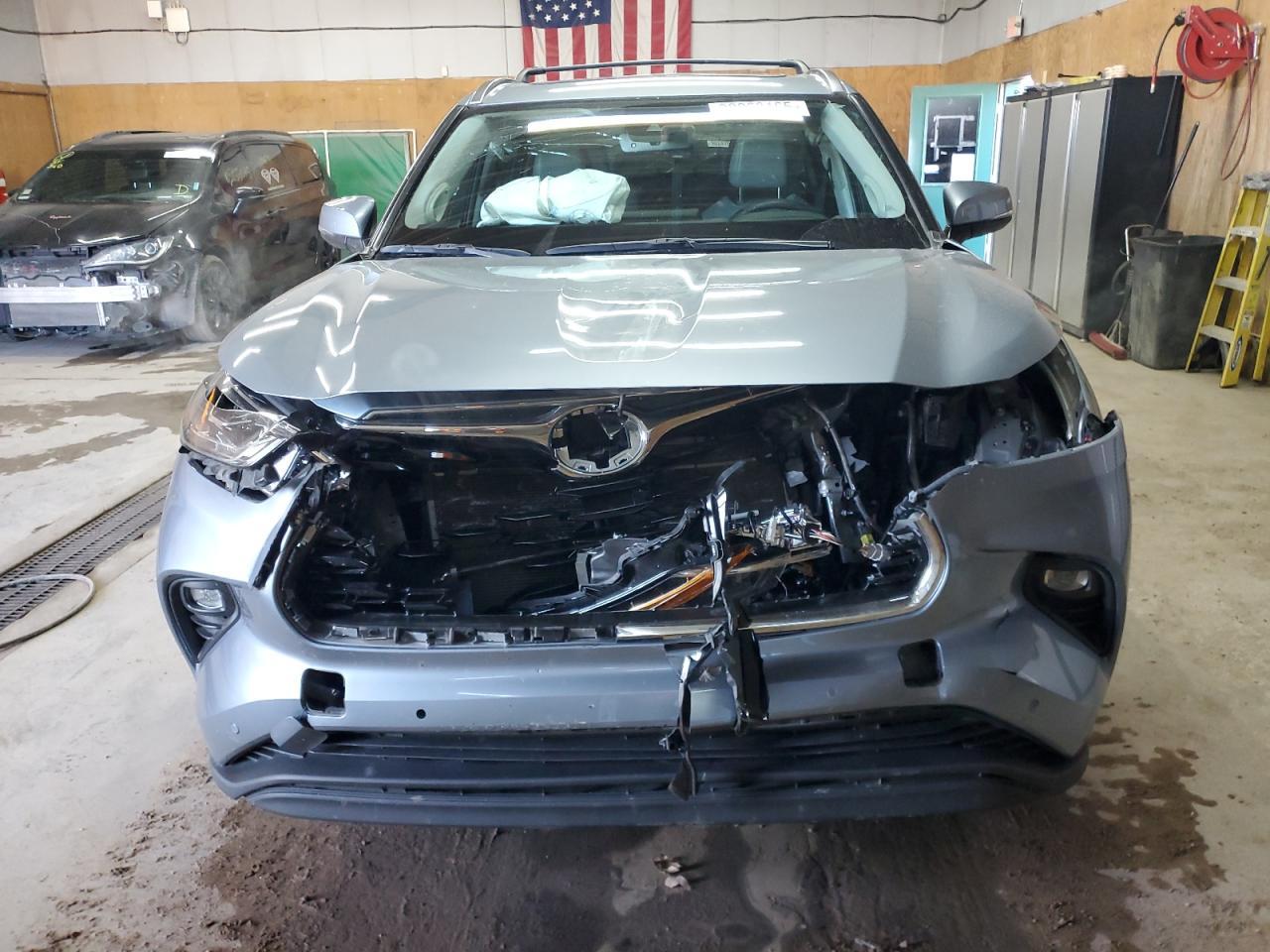 2022 Toyota Highlander Limited - Image 5