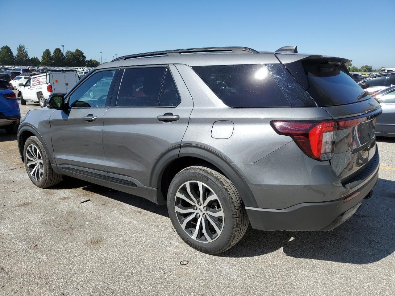 2025 Ford Explorer St-Line - Image 2