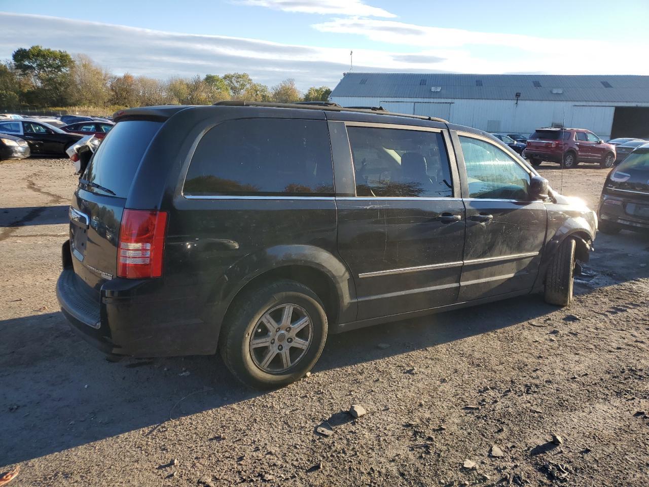 2010 Chrysler Town & Country Touring - Image 3